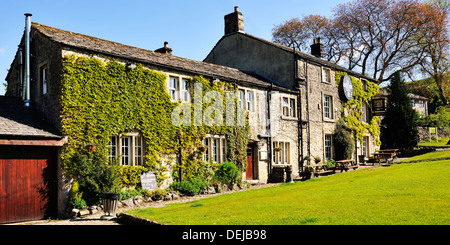 Il Lister ha bracci, un diciottesimo secolo Coaching Inn, Malham village, Malhamdale, Yorkshire Dales National Park, Inghilterra Foto Stock