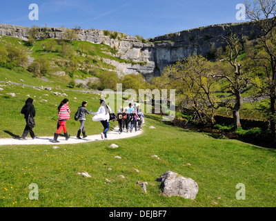 Scuola eccitati i bambini su un approccio alla Malham Cove, Yorkshire Dales National Park, Inghilterra Foto Stock