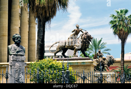 Statua del compositore Giuseppe Verdi fuori dall'ingresso al teatro Teatro Massimo. Piazza Giuseppe Verdi, Palermo, Sicilia, Italia Foto Stock