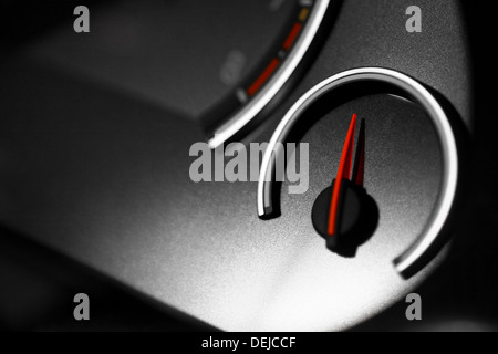 Dettaglio di un misuratore di vuoto con un ago di puntamento Foto Stock