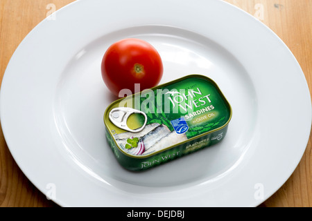 Anello di trazione può di John West di sardine in olio di oliva con pomodoro rosso su bianco piastra di cina Foto Stock