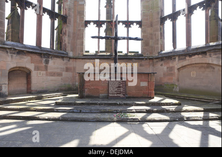 La croce carbonizzati e altare della riconciliazione nella vecchia Cattedrale Coventry rovine, nel Warwickshire, West Midlands, England, Regno Unito Foto Stock