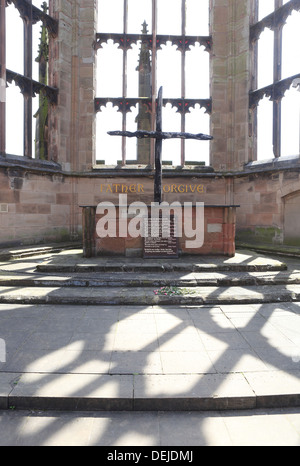 La croce carbonizzati e altare della riconciliazione nella vecchia Cattedrale Coventry rovine, nel Warwickshire, West Midlands, England, Regno Unito Foto Stock