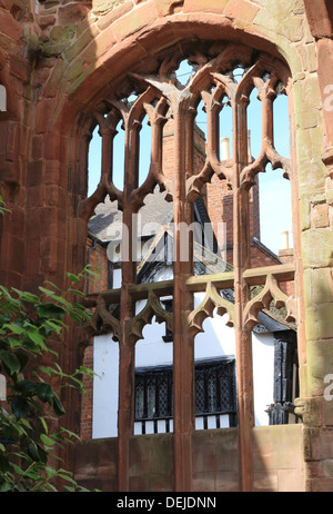 22 & 23 Bayley Lane a Coventry, medievale le case con la struttura in legno, guardando attraverso una finestra della vecchia cattedrale rovine Foto Stock