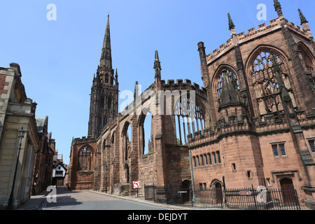 Coventry Cathedral vecchi ruderi, accanto a Bailey Lane. La cattedrale fu bombardata durante WW2 dalla Luftwaffe tedesca nel 1940. Foto Stock