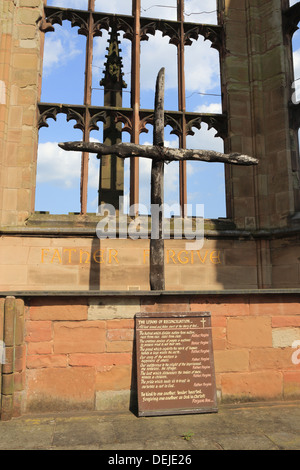 La croce carbonizzati e altare della riconciliazione nella vecchia Cattedrale Coventry rovine, nel Warwickshire, West Midlands, England, Regno Unito Foto Stock