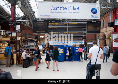 Marylebone stazione ferroviaria, LONDRA, REGNO UNITO, vista interna con la destinazione pannelli sopra il concourse Foto Stock