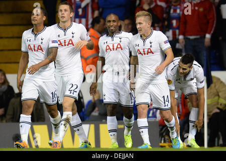 Londra, Inghilterra - 19 settembre: Tottenham's Jermain Defoe celebra con i suoi compagni di squadra dopo un goal durante la UEFA Europa League gruppo K match tra Tottenham Hotspur da Inghilterra e di Tromso dalla Norvegia ha suonato presso la Stadio White Hart Lane, il 19 settembre 2013 a Londra, Inghilterra. (Foto di Mitchell Gunn/ESPA) Foto Stock