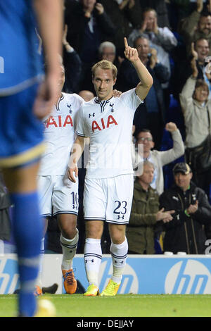 Londra, Inghilterra - 19 settembre: Tottenham Christian Eriksen festeggia un goal durante la UEFA Europa League gruppo K match tra Tottenham Hotspur da Inghilterra e di Tromso dalla Norvegia ha suonato presso la Stadio White Hart Lane, il 19 settembre 2013 a Londra, Inghilterra. (Foto di Mitchell Gunn/ESPA) Foto Stock