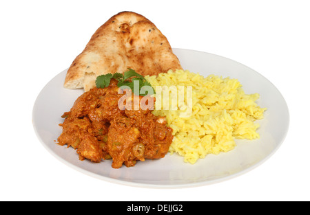 Pollo Tikka masala con riso e pane naan su una piastra isolata contro bianco Foto Stock