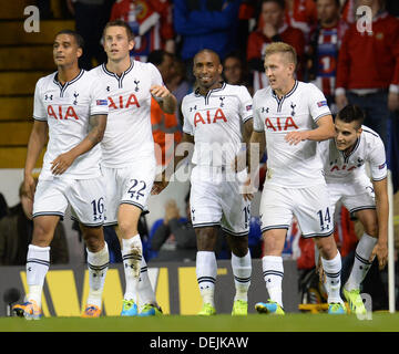 Londra, Inghilterra - 19 settembre: Tottenham's Jermain Defoe celebra con i suoi compagni di squadra dopo un goal durante la UEFA Europa League gruppo K match tra Tottenham Hotspur da Inghilterra e di Tromso dalla Norvegia ha suonato presso la Stadio White Hart Lane, il 19 settembre 2013 a Londra, Inghilterra. (Foto di Mitchell Gunn/ESPA) Foto Stock