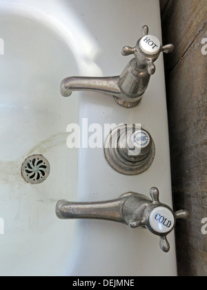 Panoramica dei rubinetti lavabo, bagno dettaglio a Barrington Court, Ilminster, Somerset, Regno Unito TA19 0NQ Foto Stock