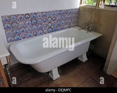 Vasca in bagno a Barrington Court, Ilminster, Somerset, Regno Unito TA19 0NQ Foto Stock