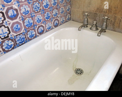 Bagno e piastrelle olandese a Barrington Court, Ilminster, Somerset, Regno Unito TA19 0NQ Foto Stock