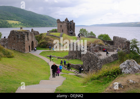 Castello Urquhart visitor center un rudere sulle rive di Loch Ness Foto Stock