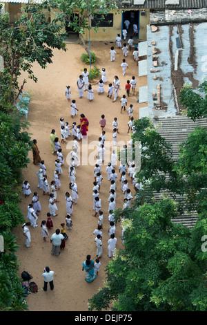 Guardando verso il basso su un Indiano inglese scuola media e la scuola dei bambini. Puttaparthi, Andhra Pradesh, India Foto Stock