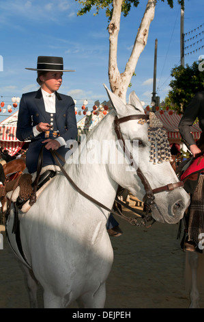 Fiera di Aprile, ragazza a cavallo, Siviglia, regione dell'Andalusia, Spagna, Europa Foto Stock