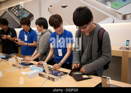 Tokyo, Giappone. Xx Settembre, 2013. I clienti possono provare le nuove funzionalità del nuovo iPhone 5S e iPhone 5c presso Apple Store a Ginza, 20 settembre 2013. Più di settecento persone line up con pazienza nelle prime ore del mattino prima che il negozio Apple Store apre le sue porte al quartiere di Ginza. Il Giappone è stato uno dei primi paesi in cui fan di Apple potrebbe ottenere il nuovo iPhone 5s e di costo inferiore iPhone 5c. Credito: Rodrigo Reyes Marin/AFLO/Alamy Live News Foto Stock