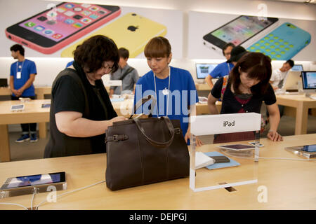 Tokyo, Giappone. Xx Settembre, 2013. I clienti possono provare le nuove funzionalità del nuovo iPhone 5S e iPhone 5c presso Apple Store a Ginza, 20 settembre 2013. Più di settecento persone line up con pazienza nelle prime ore del mattino prima che il negozio Apple Store apre le sue porte al quartiere di Ginza. Il Giappone è stato uno dei primi paesi in cui fan di Apple potrebbe ottenere il nuovo iPhone 5s e di costo inferiore iPhone 5c. Credito: Rodrigo Reyes Marin/AFLO/Alamy Live News Foto Stock