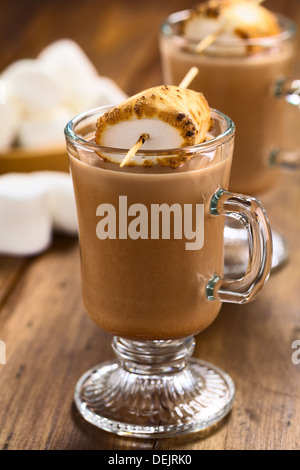 Cioccolato caldo con crostini di marshmallow su uno spiedino sulla parte superiore sul legno scuro Foto Stock