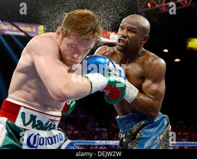 (L-R) Saul Alvarez (MEX), Floyd Mayweather Jr (USA), 14 settembre 2013 - Pugilato : Floyd Mayweather Jr degli Stati Uniti colpisce Saul Alvarez del Messico durante la WBC e WBA Super Welterweight titoli bout al MGM Grand Garden Arena di Las Vegas, Nevada, Stati Uniti. (Foto di Naoki Fukuda/AFLO) Foto Stock