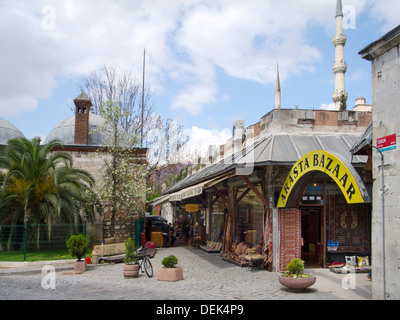 Istanbul, Sultanahmet, Arastabasar, Minarette der Sultan Ahmet Moschee Foto Stock