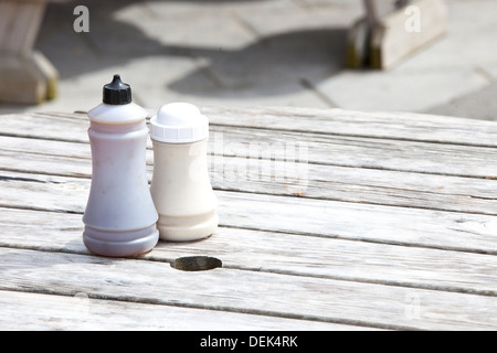 Aceto sale bottiglie sul tavolo di legno Foto Stock