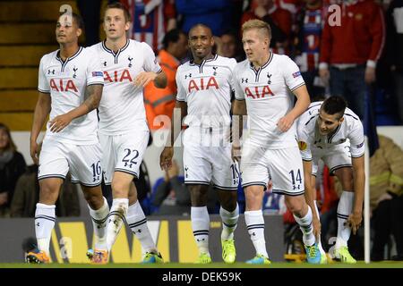 Londra, Inghilterra - 19 settembre: Tottenham's Jermain Defoe celebra con i suoi compagni di squadra dopo un goal durante la UEFA Europa League gruppo K match tra Tottenham Hotspur da Inghilterra e di Tromso dalla Norvegia ha suonato presso la Stadio White Hart Lane, il 19 settembre 2013 a Londra, Inghilterra. Credito: dpa picture alliance/Alamy Live News Foto Stock