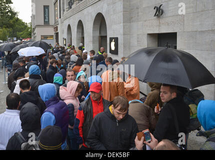 Berlino, Germania. Xx Settembre, 2013. Centinaia di aspettare i clienti al di fuori di un negozio Apple Store al lancio del nuovo iPhone 5S e iPhone 5c a Berlino, Germania, 20 settembre 2013. Foto: OLE SPATA/dpa/Alamy Live News Foto Stock