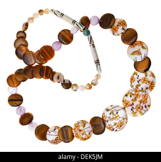 Collana da minerali naturali di perle decorate nacre, tigri occhio pietre scolpite osso isolati su sfondo bianco Foto Stock