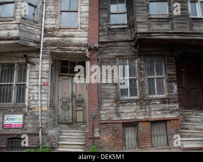 Istanbul, Kumkapi, Mimar Hayrettin Mahallesi, baufällige Holzhäuser Foto Stock