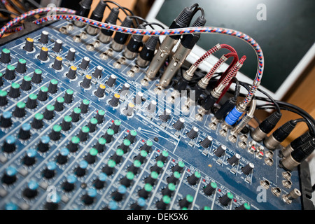 Close-up di missaggio del suono di televisione equipaggiamento studio Foto Stock