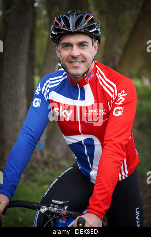 Welsh Paralympic medaglia d oro ciclista Mark Colbourne nella sua marcia in bicicletta. Foto Stock