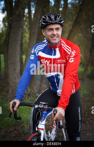 Welsh Paralympic medaglia d oro ciclista Mark Colbourne nella sua marcia in bicicletta. Foto Stock