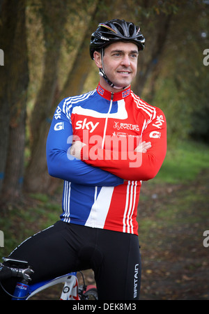 Welsh Paralympic medaglia d oro ciclista Mark Colbourne nella sua marcia in bicicletta. Foto Stock