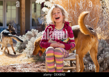 Caucasian ragazza seduta con il cane all'aperto Foto Stock