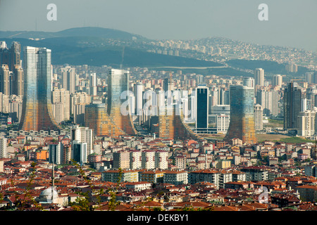 Istanbul, Üsküdar, Büyük Camlica, Blick auf den neuen Stadtteil Atasehir mit dem Varyap Meridian Grand Tower Foto Stock