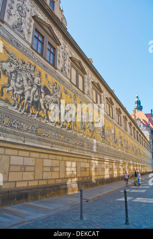 Fürstenzug la Processione dei Principi pittura in Augustusstrasse Altstadt la città vecchia di Dresda Germania Europa centrale Foto Stock