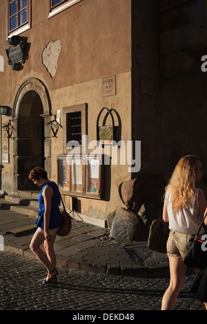 Scena di strada nella Città Vecchia, Stare Miasto. UNESCO - Sito Patrimonio dell'umanità. Varsavia. La Polonia. Foto Stock