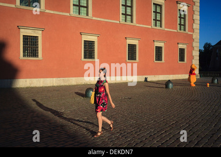 Una donna a piedi nella parte anteriore del Castello Reale. Stare Miasto. UNESCO - Sito Patrimonio dell'umanità. Varsavia. La Polonia. Foto Stock