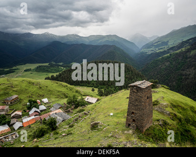 Famose torri difensive di Zemo Omalo (Keselo) nella regione di Tusheti, Georgia, nel Caucaso. Foto Stock