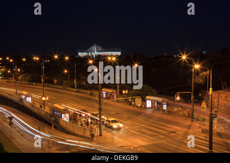 Lo stadio nazionale costruito per 2012 UEFA campionato europeo di calcio di notte da Stare Miasto. Varsavia. La Polonia. Foto Stock