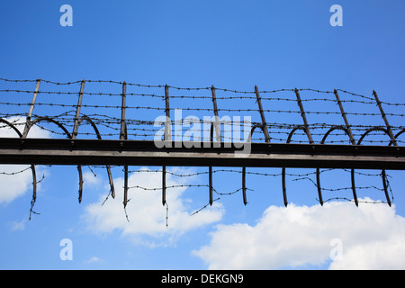 Filo spinato alla ex ingresso alla prigione Pawiak. Varsavia. La Polonia. Foto Stock