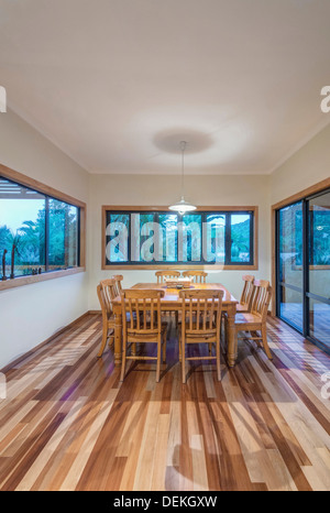 Tavolo da pranzo e sedie in hotel sala da pranzo Foto Stock