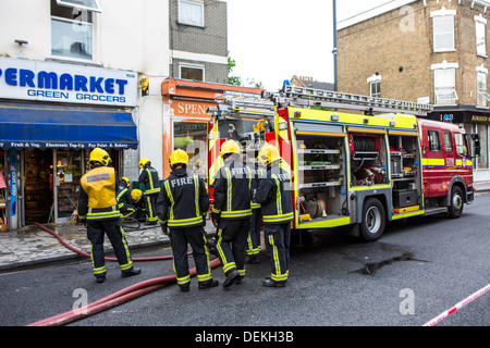 Servizi di emergenza dei vigili del fuoco dal London Fire Brigade rispondere ad un'emergenza a Stoke Newington, Londra. Foto Stock