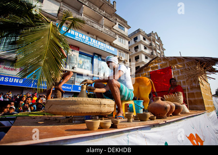 Scorcio mostra potter facendo una pentola durante la processione in un carnevale, Goa carnevali, Goa, India Foto Stock