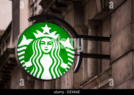 Il segno di Starbucks al di fuori di un coffee shop nella città di Londra. Foto Stock