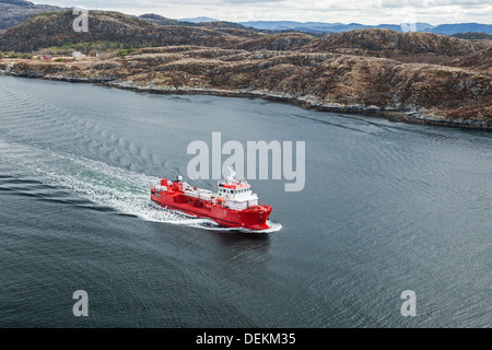 Piccolo norvegese rosso prodotti olio tanker vele nel fiordo Foto Stock