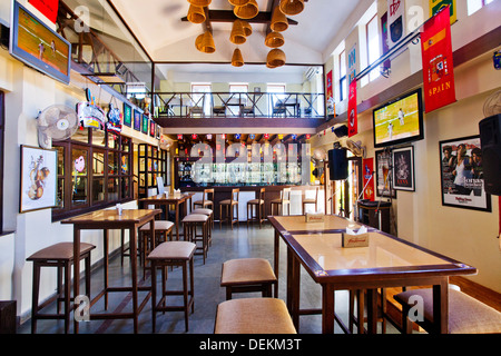 Gli interni di un bar, Tate Sports Bar, Colva, Goa Sud, Goa, India Foto Stock