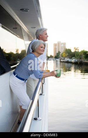 I vecchi Caucasian giovane avente caffè sulla coperta della barca Foto Stock